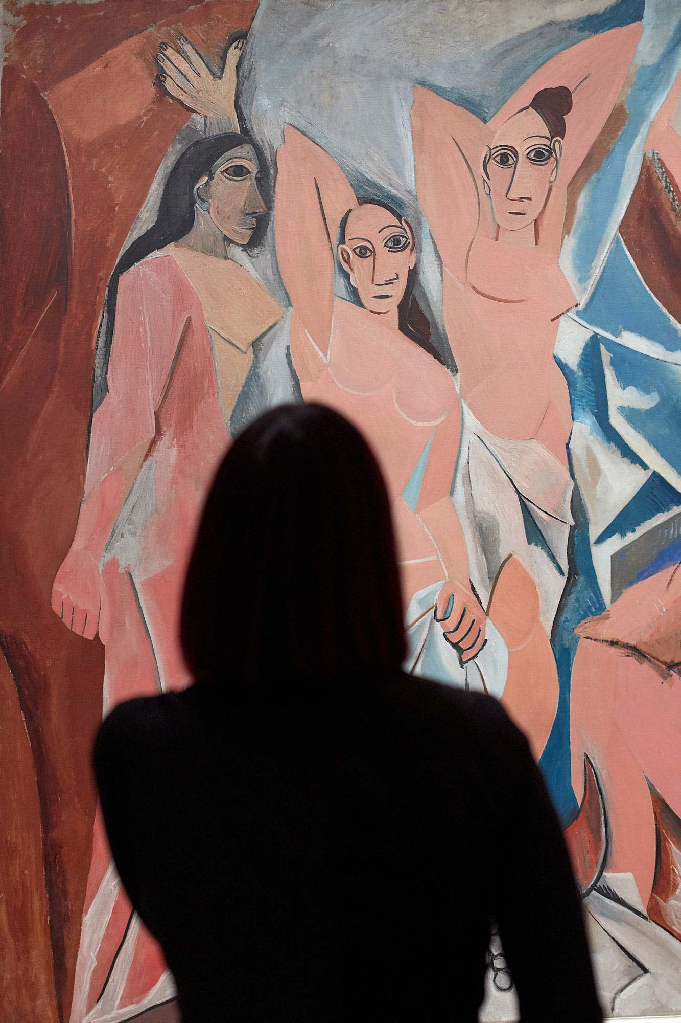 A viewer in front of a cubist painting by Picasso